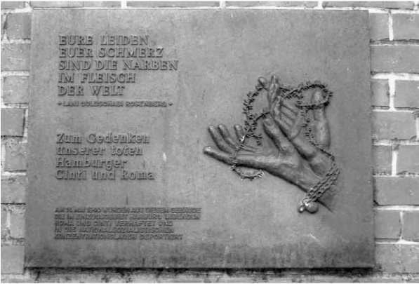 Gedenktafel an der ehemaligen Polizeiwache, in die die Harburger Sinti 1940 verschleppt wurden.